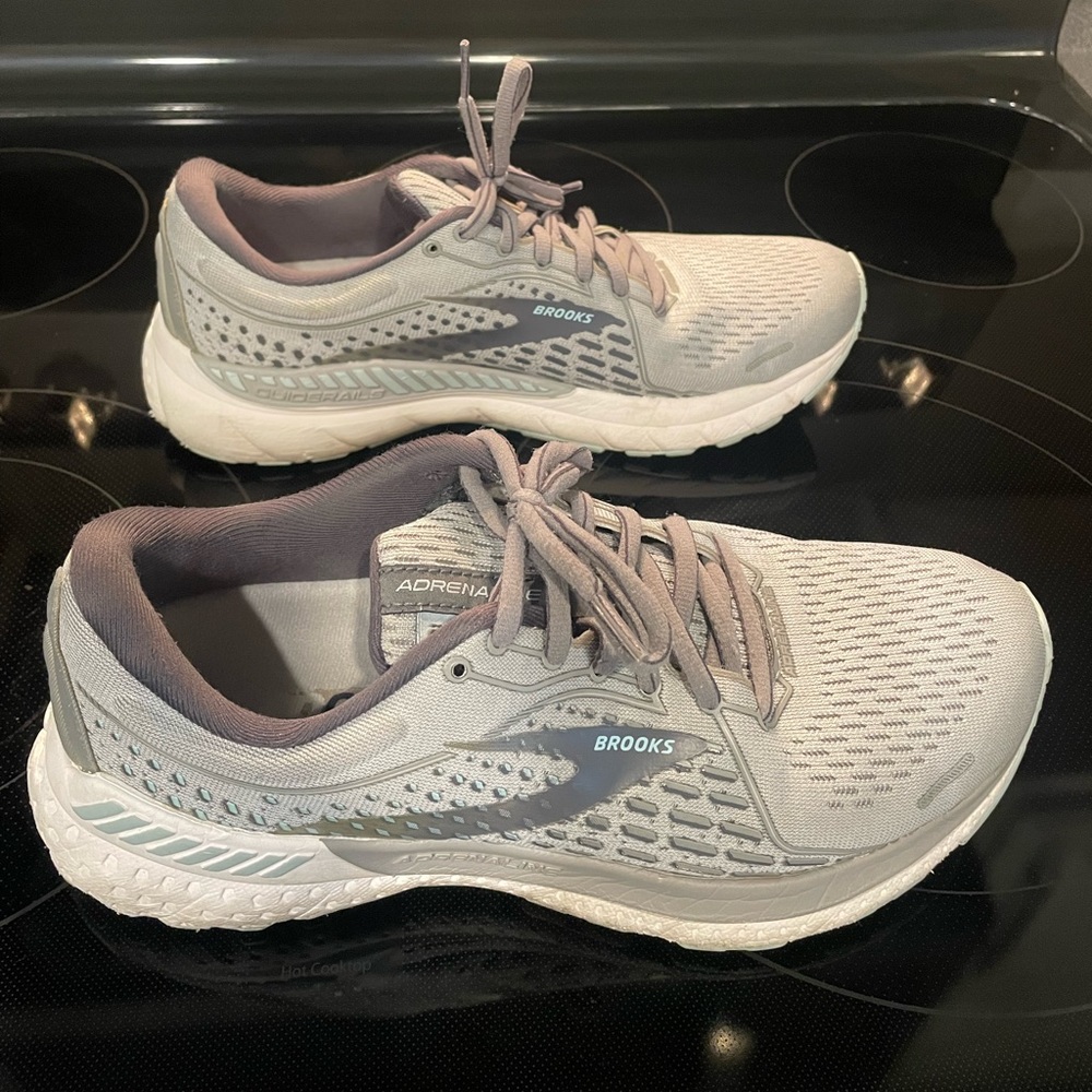 Brooks adrenaline sneaker, color gray size 9